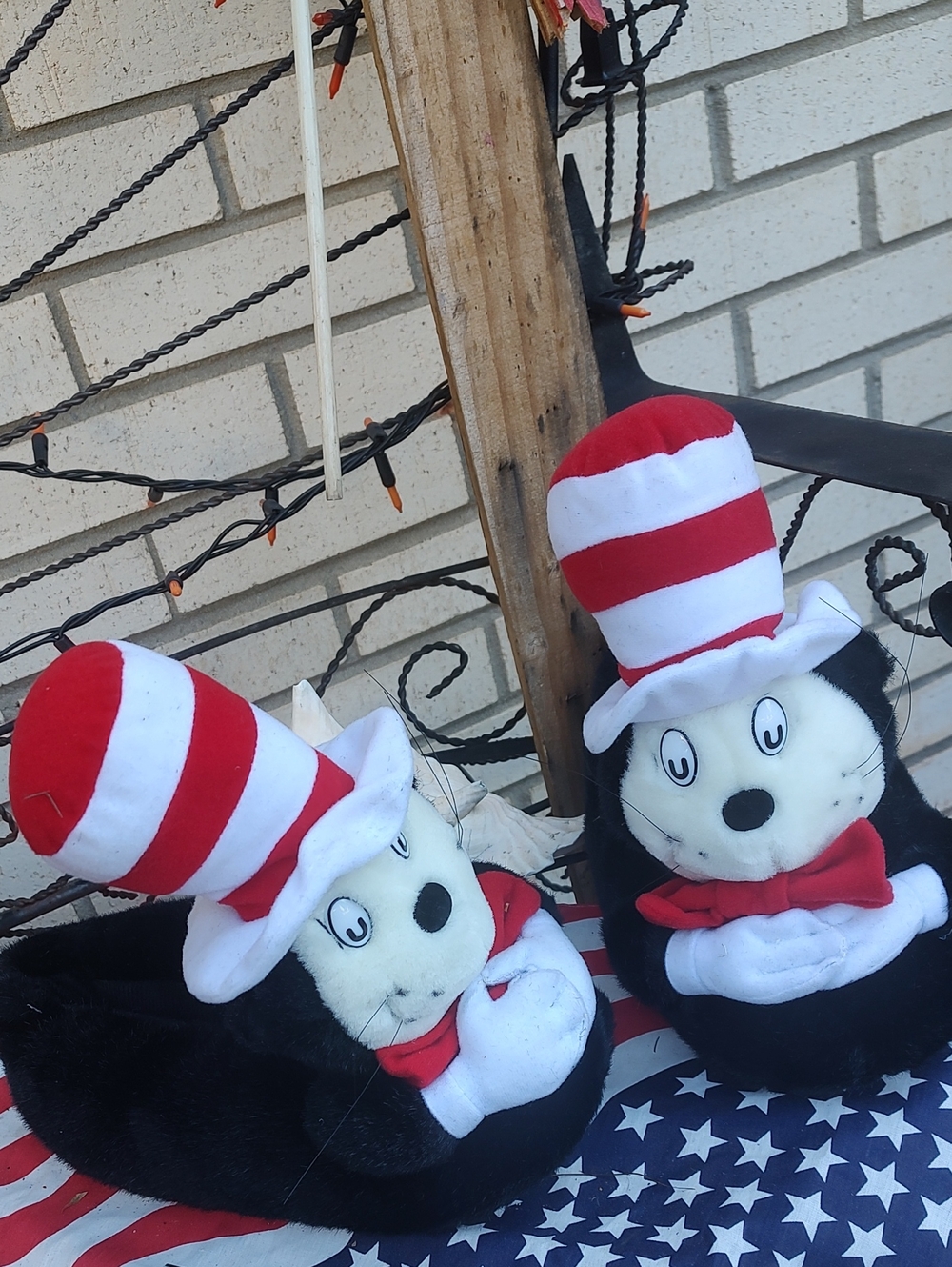 Dr. Seuss Cat in the Hat Plush Slippers - Red, White & Black Size 7/8 1/2